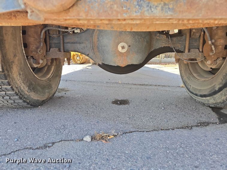 image for item EC3762 2001 International 4700 flatbed truck