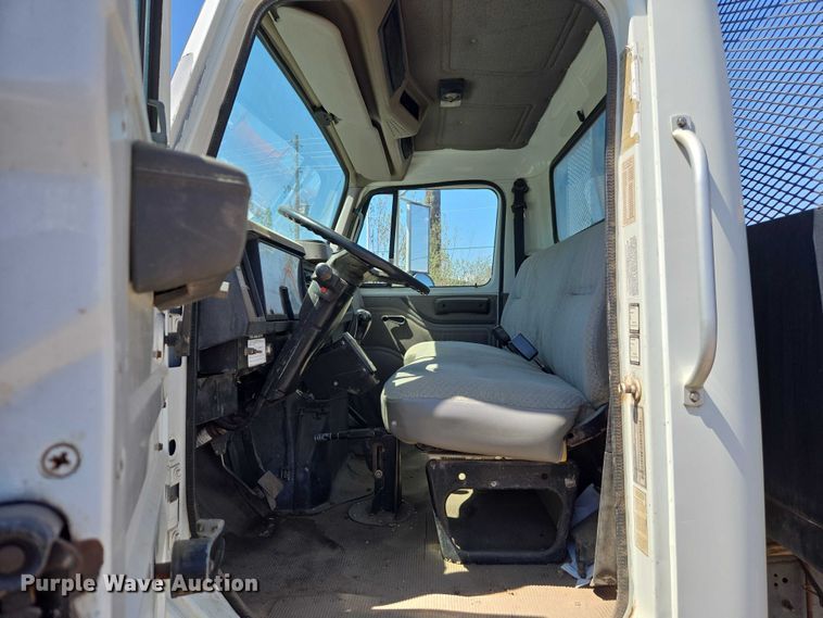 image for item EC3762 2001 International 4700 flatbed truck