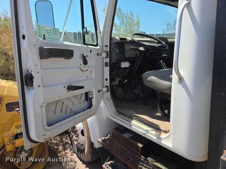 image for item EC3762 2001 International 4700 flatbed truck