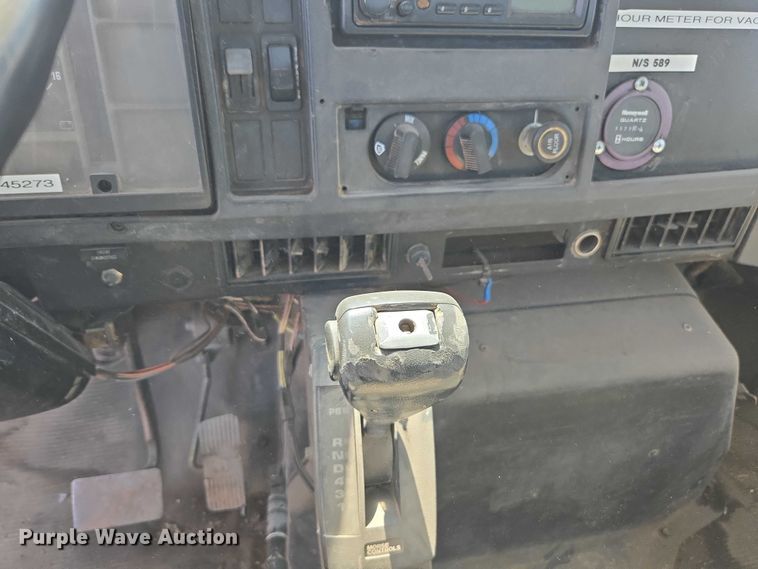 image for item EC3762 2001 International 4700 flatbed truck