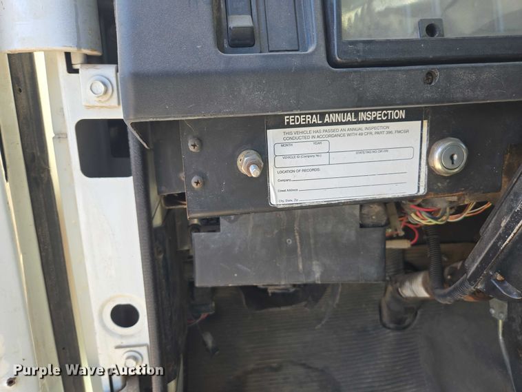 image for item EC3762 2001 International 4700 flatbed truck