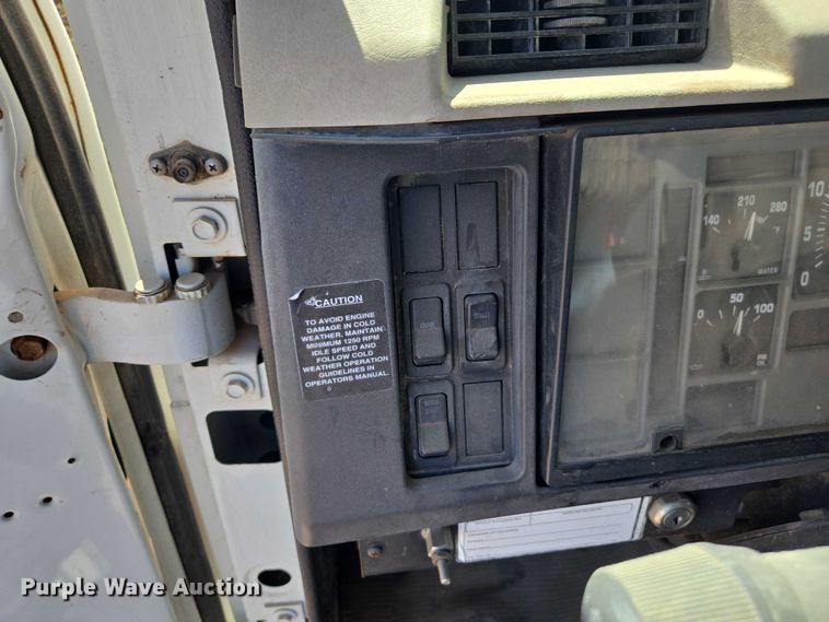 image for item EC3762 2001 International 4700 flatbed truck