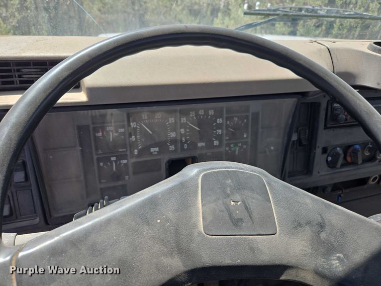 image for item EC3762 2001 International 4700 flatbed truck