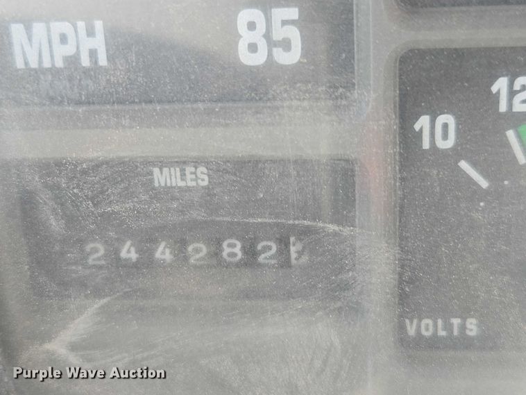 image for item EC3762 2001 International 4700 flatbed truck