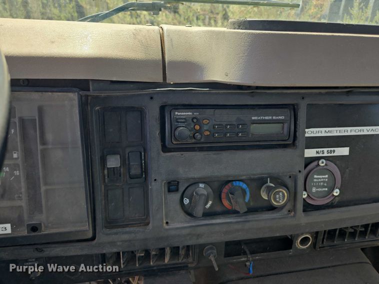 image for item EC3762 2001 International 4700 flatbed truck