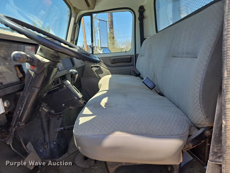 image for item EC3762 2001 International 4700 flatbed truck