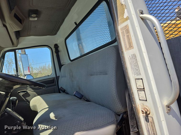 image for item EC3762 2001 International 4700 flatbed truck