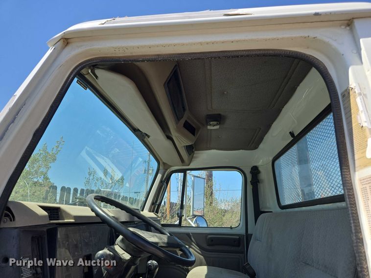 image for item EC3762 2001 International 4700 flatbed truck