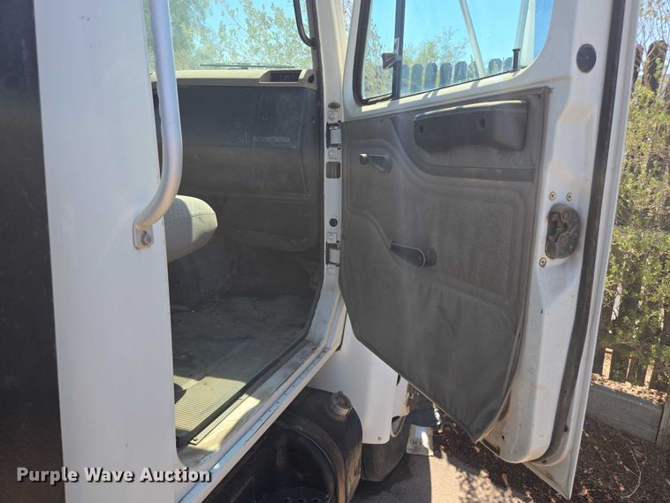 image for item EC3762 2001 International 4700 flatbed truck