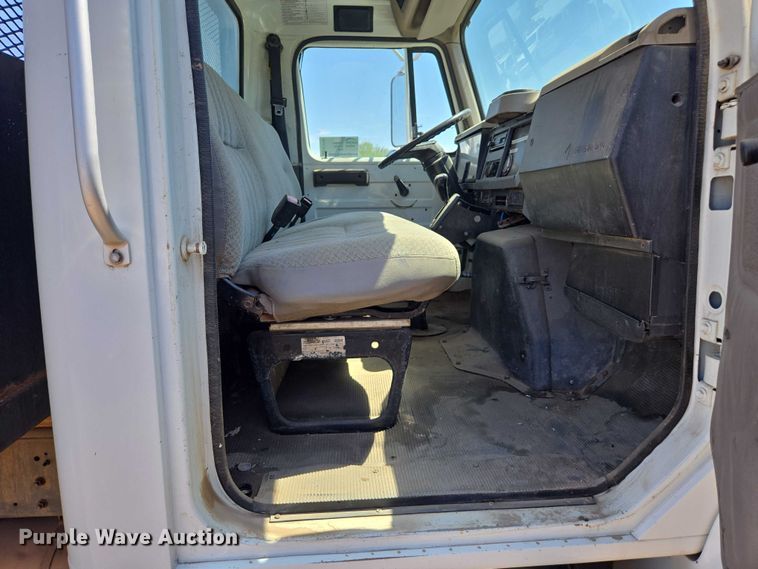 image for item EC3762 2001 International 4700 flatbed truck