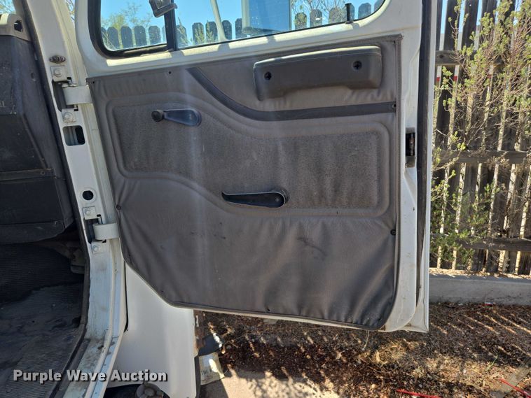 image for item EC3762 2001 International 4700 flatbed truck