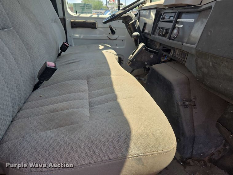 image for item EC3762 2001 International 4700 flatbed truck