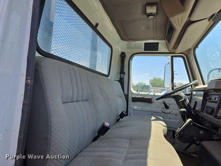 image for item EC3762 2001 International 4700 flatbed truck