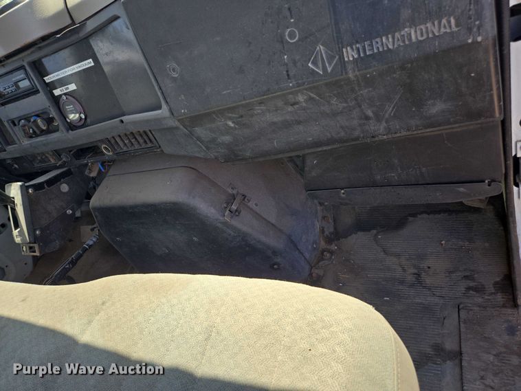 image for item EC3762 2001 International 4700 flatbed truck