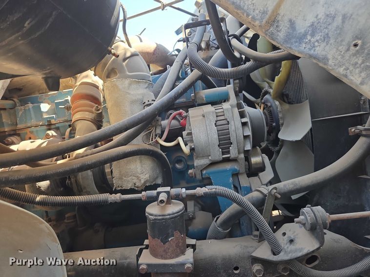 image for item EC3762 2001 International 4700 flatbed truck