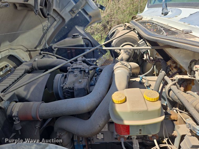 image for item EC3762 2001 International 4700 flatbed truck