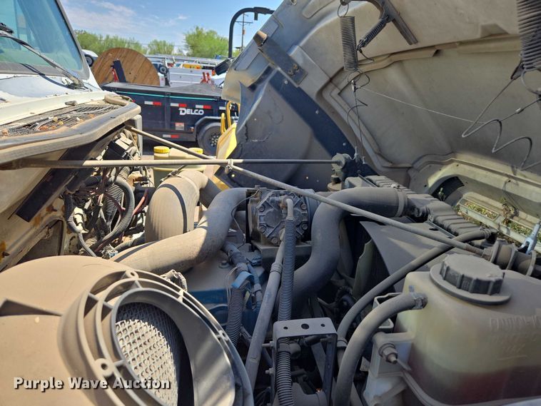 image for item EC3762 2001 International 4700 flatbed truck