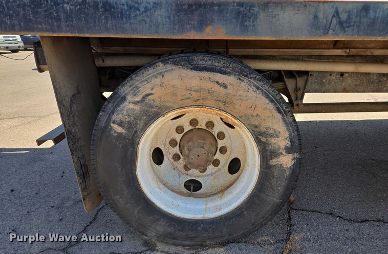 image for item EC3762 2001 International 4700 flatbed truck