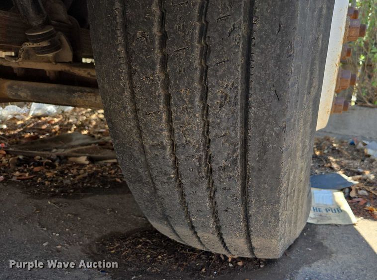 image for item EC3762 2001 International 4700 flatbed truck