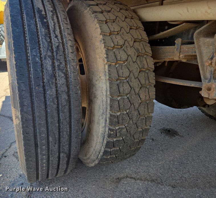 image for item EC3762 2001 International 4700 flatbed truck