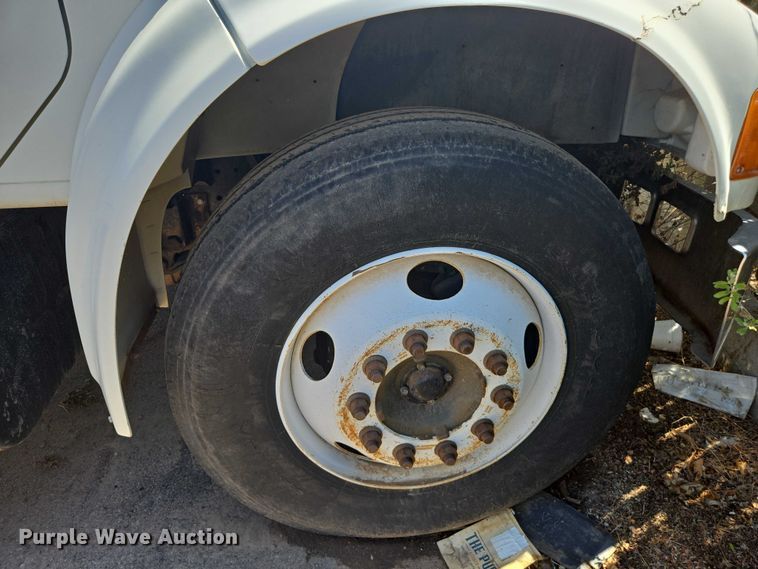 image for item EC3762 2001 International 4700 flatbed truck