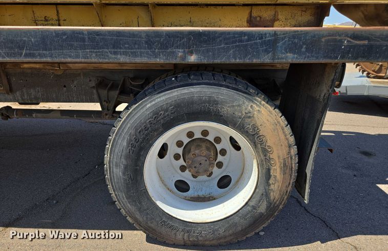 image for item EC3762 2001 International 4700 flatbed truck