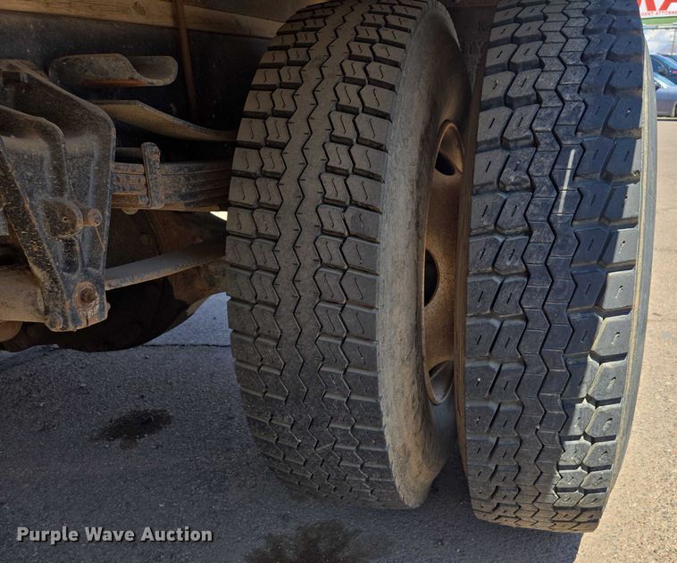 image for item EC3762 2001 International 4700 flatbed truck