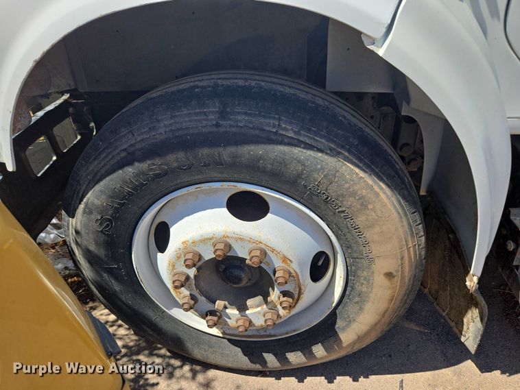 image for item EC3762 2001 International 4700 flatbed truck