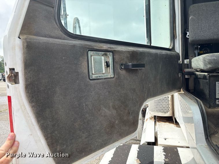 image for item EC4364 2003 Johnston  4000 street sweeper