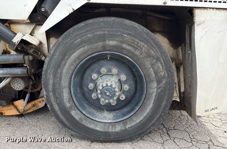 image for item EC4364 2003 Johnston  4000 street sweeper