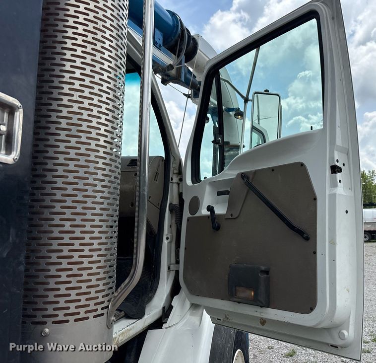 image for item EC4365 2007 Sterling L7500 sewer jetter truck