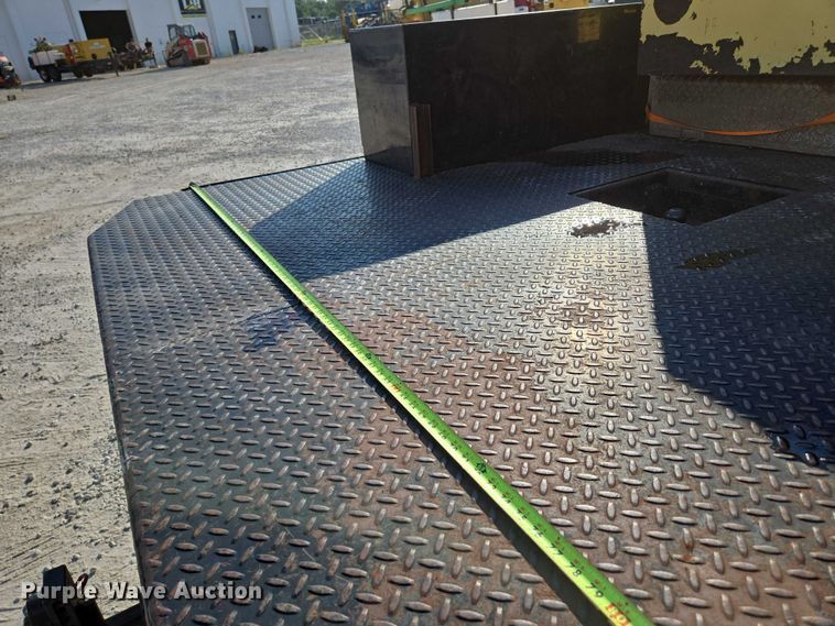 image for item ED2170 2015 Dodge Ram 3500 Crew Cab flatbed pickup truck