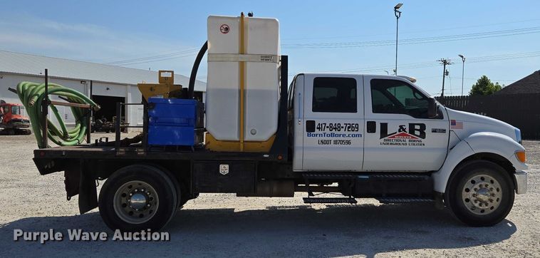 image for item ED2173 2007 Ford F650 XLT Super Duty Crew Cab flatbed truck with mud mixing system