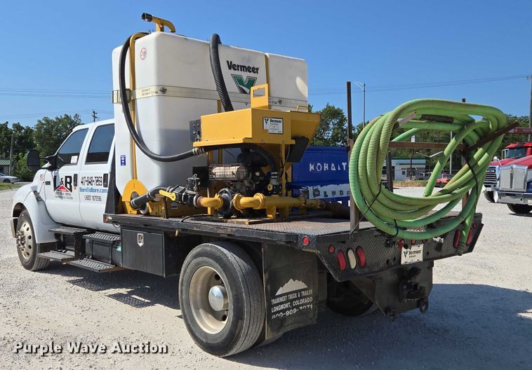 image for item ED2173 2007 Ford F650 XLT Super Duty Crew Cab flatbed truck with mud mixing system