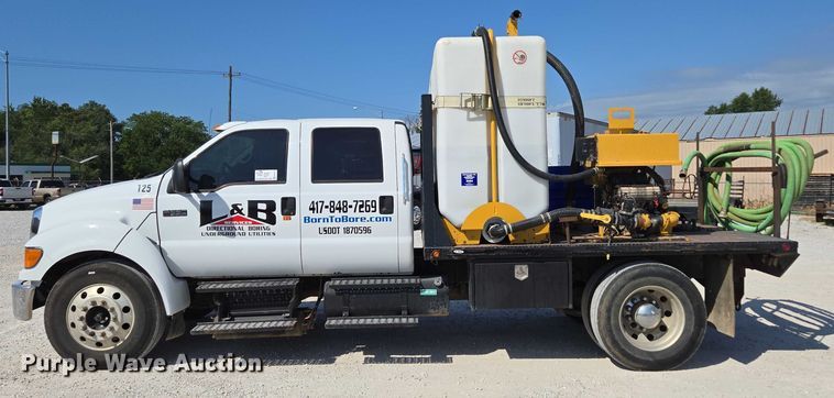 image for item ED2173 2007 Ford F650 XLT Super Duty Crew Cab flatbed truck with mud mixing system