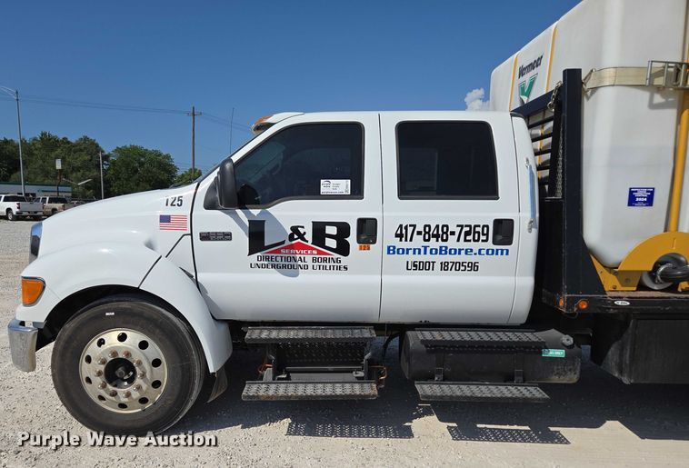 image for item ED2173 2007 Ford F650 XLT Super Duty Crew Cab flatbed truck with mud mixing system