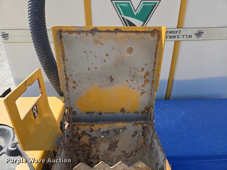 image for item ED2173 2007 Ford F650 XLT Super Duty Crew Cab flatbed truck with mud mixing system