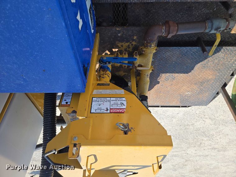 image for item ED2173 2007 Ford F650 XLT Super Duty Crew Cab flatbed truck with mud mixing system