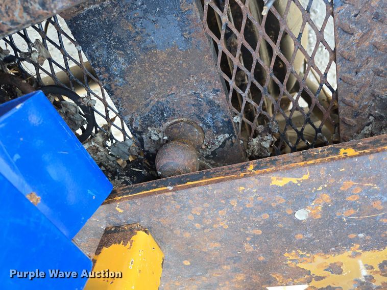 image for item ED2173 2007 Ford F650 XLT Super Duty Crew Cab flatbed truck with mud mixing system