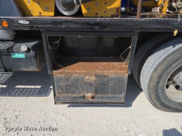 image for item ED2173 2007 Ford F650 XLT Super Duty Crew Cab flatbed truck with mud mixing system