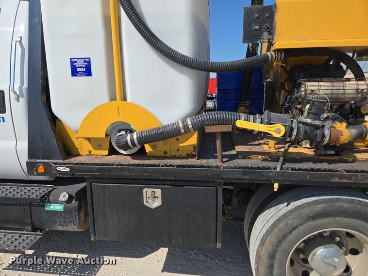 image for item ED2173 2007 Ford F650 XLT Super Duty Crew Cab flatbed truck with mud mixing system