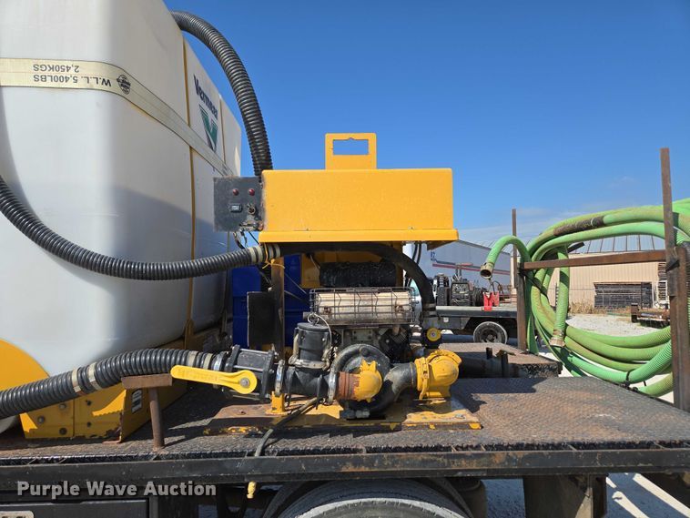 image for item ED2173 2007 Ford F650 XLT Super Duty Crew Cab flatbed truck with mud mixing system