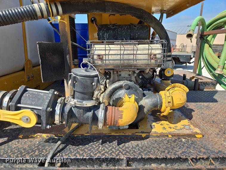 image for item ED2173 2007 Ford F650 XLT Super Duty Crew Cab flatbed truck with mud mixing system