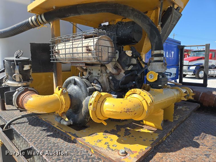 image for item ED2173 2007 Ford F650 XLT Super Duty Crew Cab flatbed truck with mud mixing system