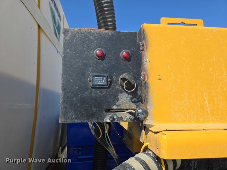 image for item ED2173 2007 Ford F650 XLT Super Duty Crew Cab flatbed truck with mud mixing system