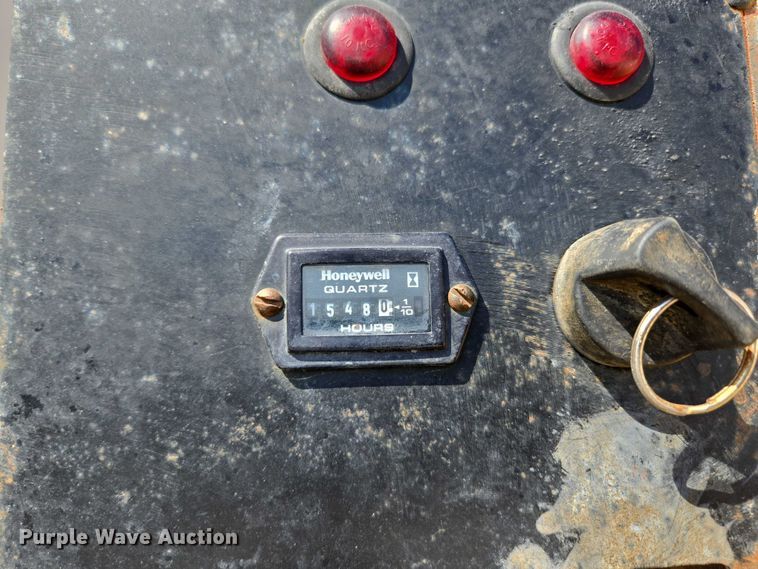 image for item ED2173 2007 Ford F650 XLT Super Duty Crew Cab flatbed truck with mud mixing system