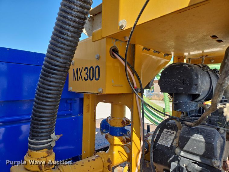 image for item ED2173 2007 Ford F650 XLT Super Duty Crew Cab flatbed truck with mud mixing system