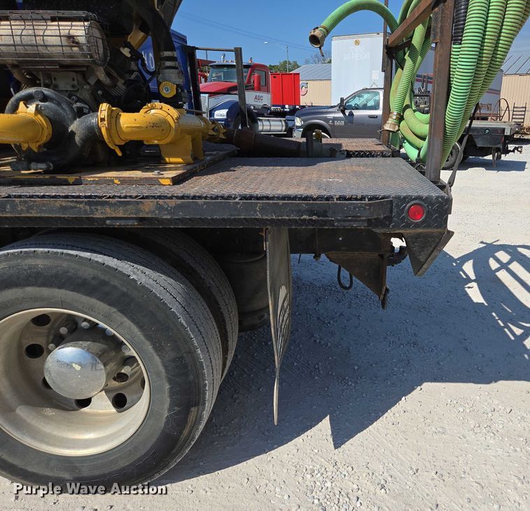 image for item ED2173 2007 Ford F650 XLT Super Duty Crew Cab flatbed truck with mud mixing system