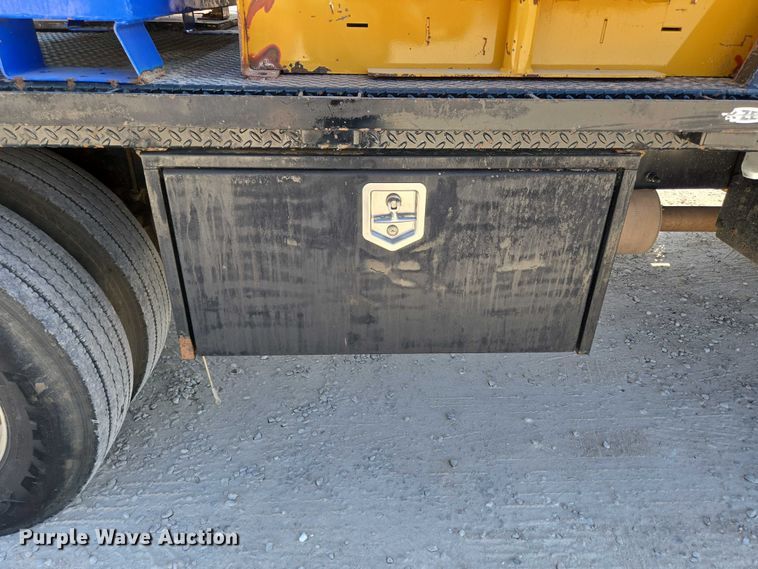 image for item ED2173 2007 Ford F650 XLT Super Duty Crew Cab flatbed truck with mud mixing system