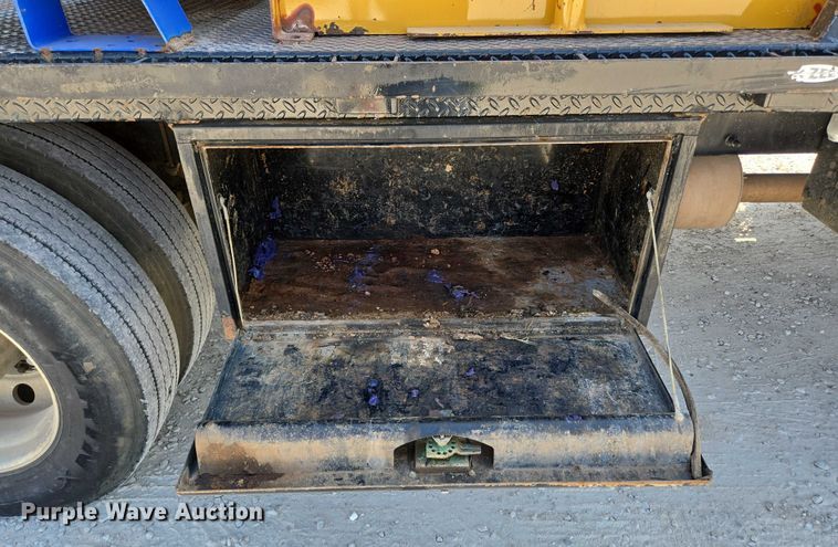 image for item ED2173 2007 Ford F650 XLT Super Duty Crew Cab flatbed truck with mud mixing system